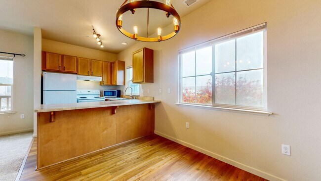 Building Photo - 2421 N Village Dr