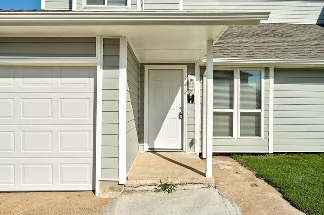 Building Photo - 727 Vicksburg Ave