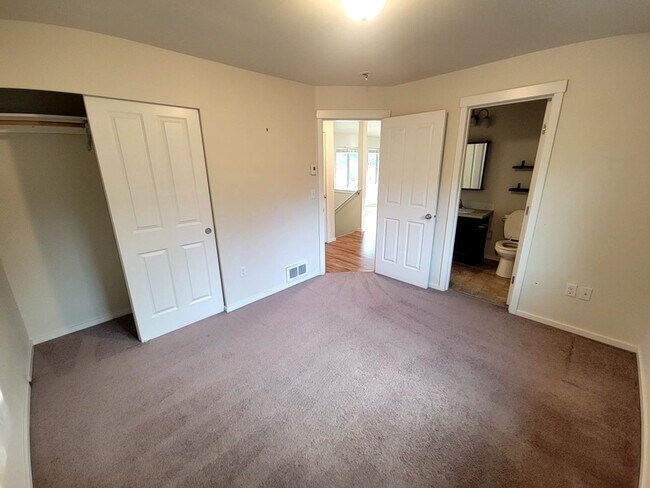 Building Photo - Large 4 Bed Split, Available Now! Pets Okay!