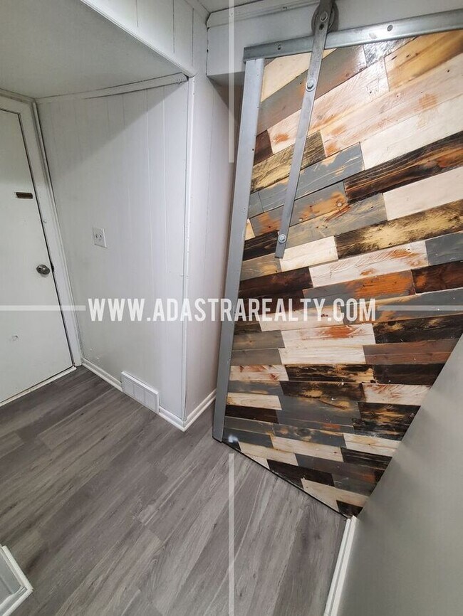 Building Photo - Very Nice Overland Park Duplex-Available in APRIL!!