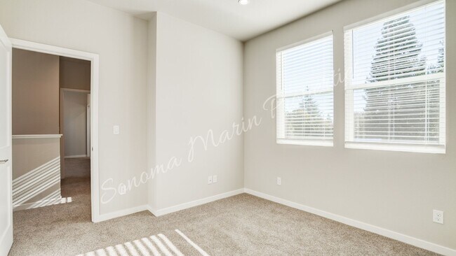 Building Photo - ~Newer Construction 3br/2.5ba Home in Sant...