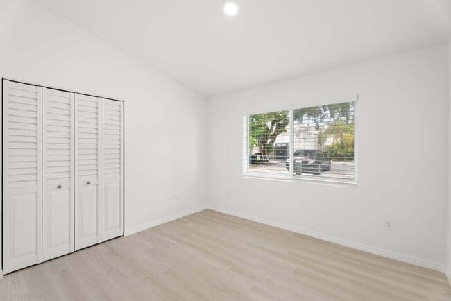 Building Photo - 121 S Lake Dr
