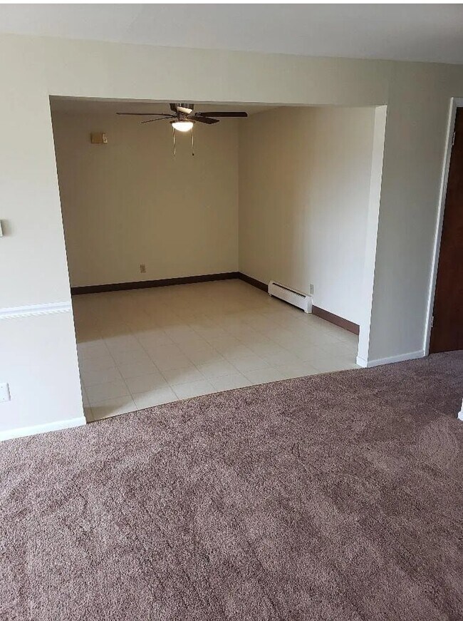 Building Photo - 320 Meadow Dr