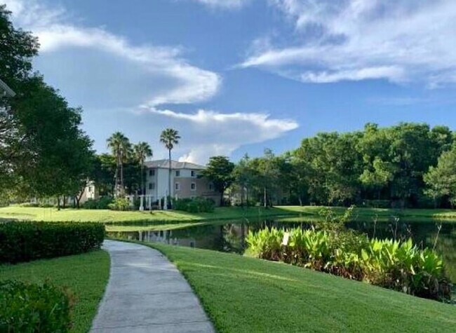 Building Photo - 1100 Crestwood Ct S