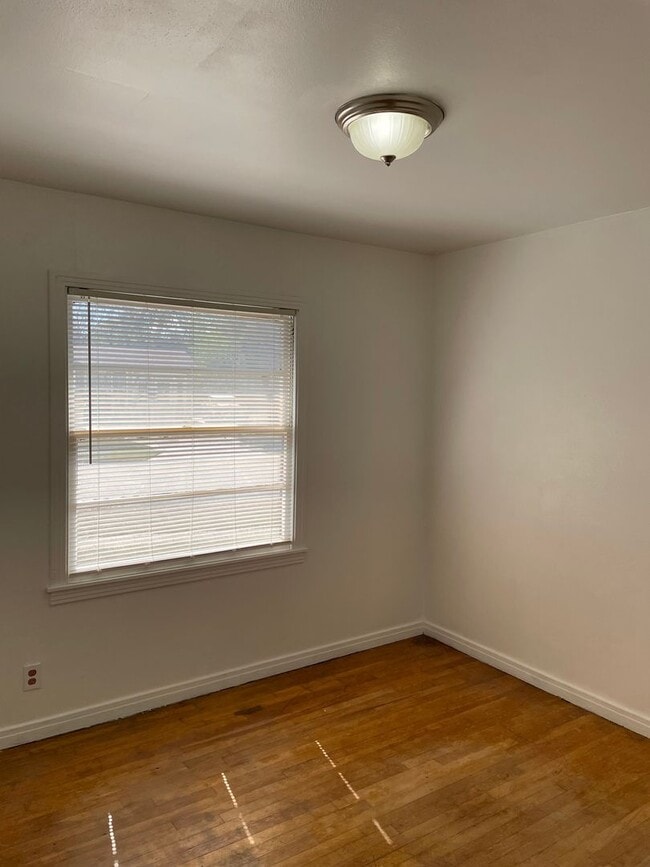 Building Photo - Available Now! *Pet Restrictions* 3 Bedroo...