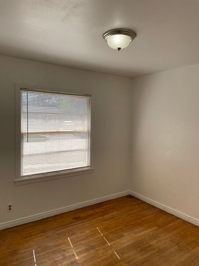 Building Photo - Available Now! *Pet Restrictions* 3 Bedroom/1 Bathroom in Temple