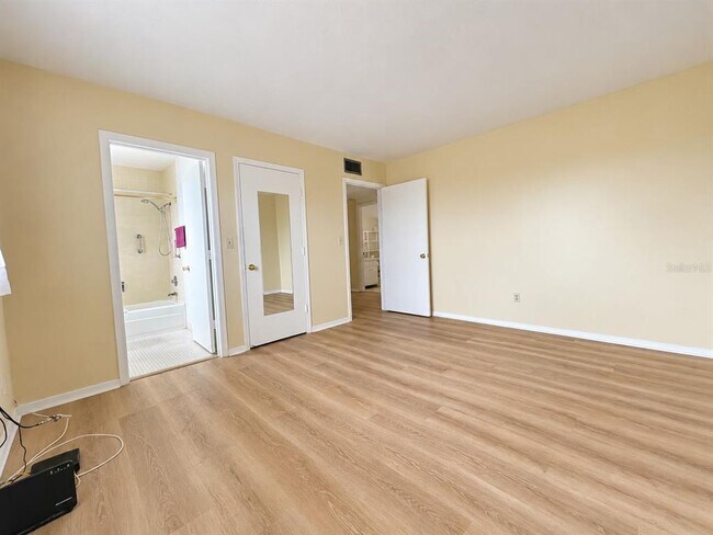 Building Photo - 1130 Rue Des Chateaux