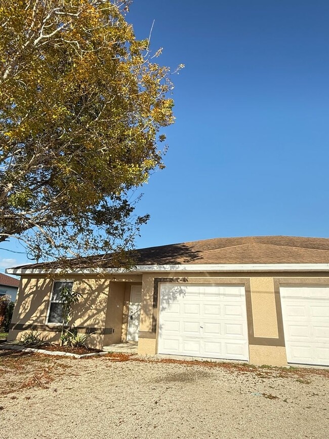 Building Photo - Central located 3 bed 2 bath duplex- 1 car garage