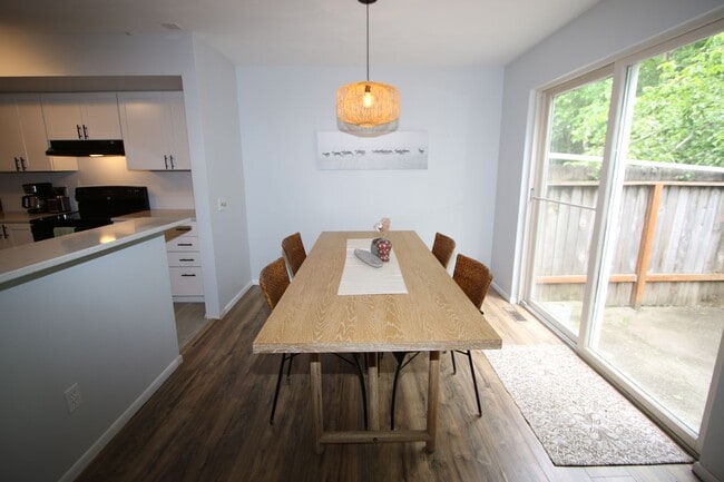 Building Photo - 3 Bedroom Townhouse!