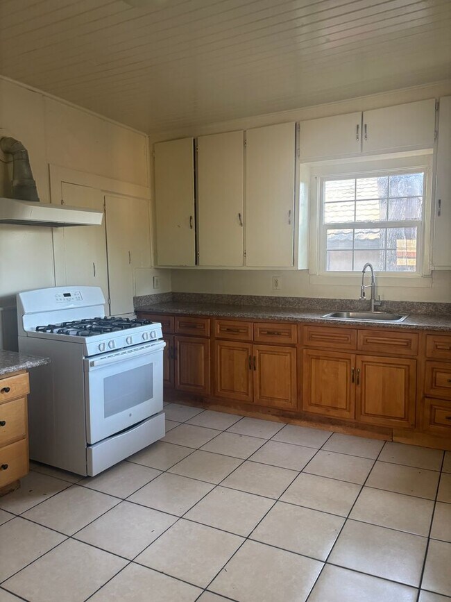 Primary Photo - 3 Bed/2 Bath with additional bonus room. D...