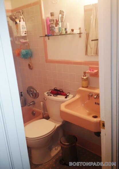 Building Photo - 465 Park Dr