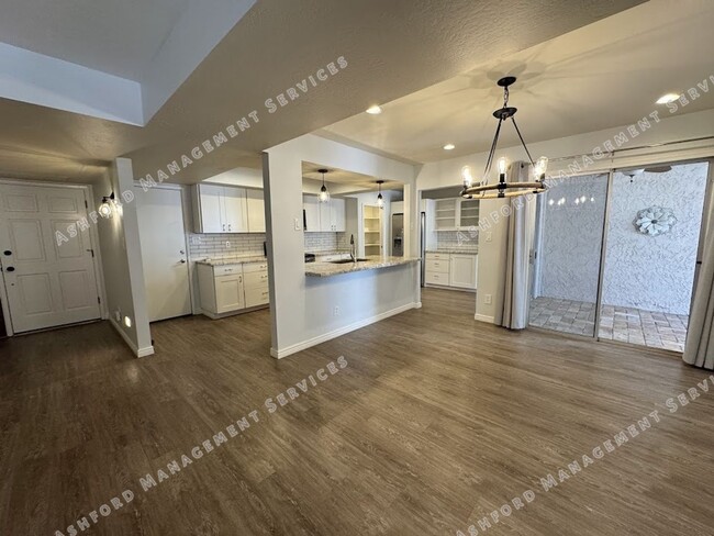Building Photo - BEAUTIFUL 3 BEDROOM 2.5 BATHROOM HOME IN S...
