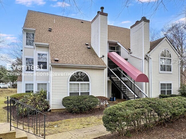 Building Photo - 2 Bed/1 Bath Condo with In-Unit Laundry / Pet-Friendly / Vouchers Accepted / Available Now!