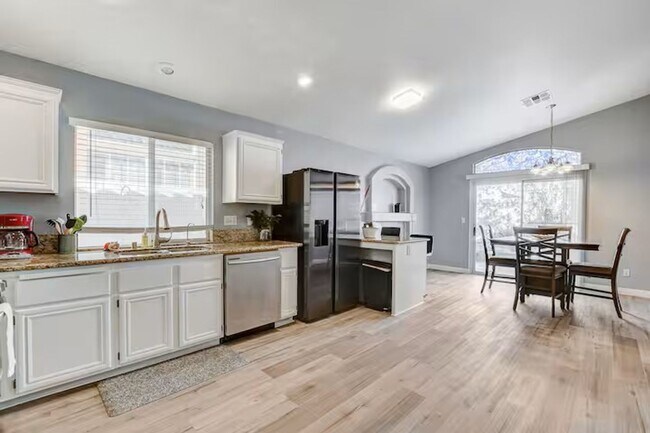 Building Photo - Short Term Rental & Furnished