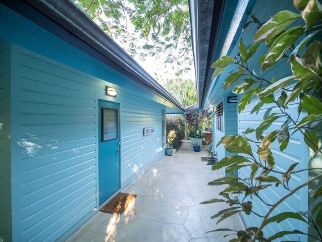 Building Photo - Beautiful Furnished, 2 Bed, 3 Bath, Gated ...