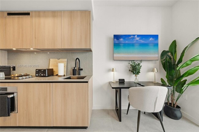 Building Photo - 121 NE 5th St