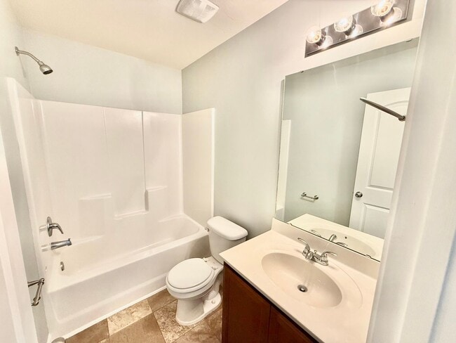 Building Photo - Beautiful 2 Bed 2.5 Bath townhome located ...