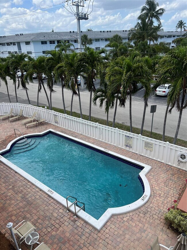 Building Photo - 2550 NE 51st St