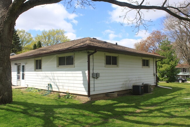 Building Photo - 63 Pine Ct