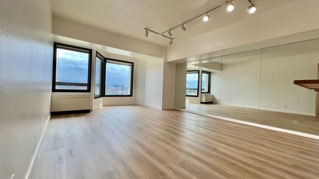 Building Photo - Stunning Large 1 Bedroom Exquisite Vinyl w...