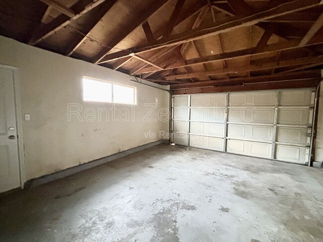 Building Photo - 3275 Cheyenne Dr