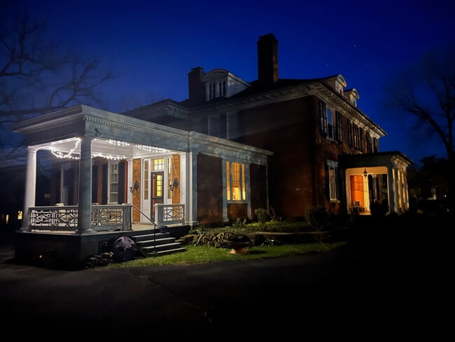 Building Photo - 1403 N Augusta St