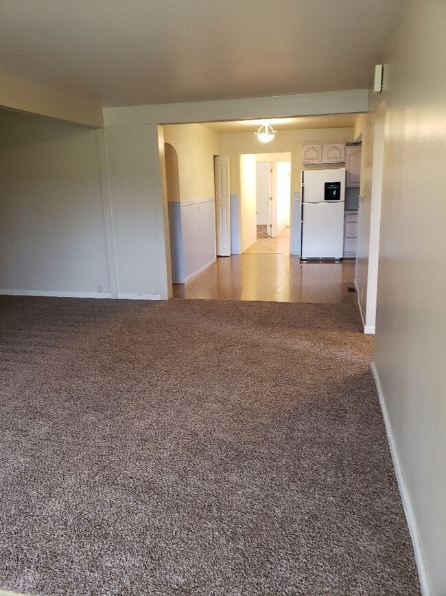 Building Photo - STATUS:RENTED-| R122 | $1795