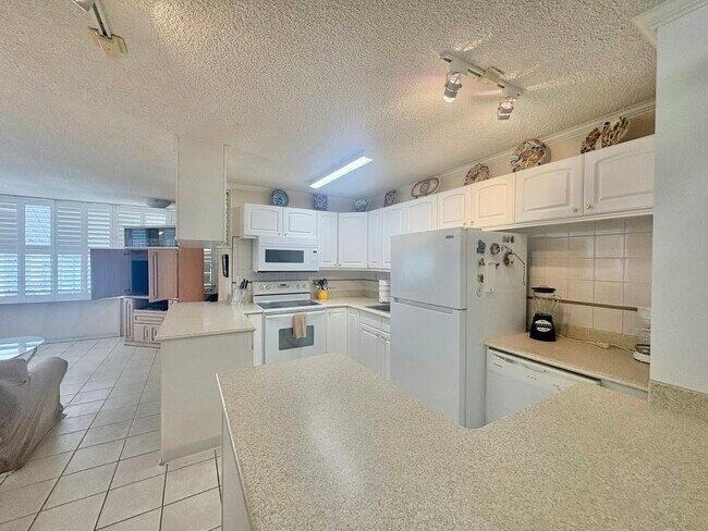 Building Photo - 2415 Ala Wai Blvd