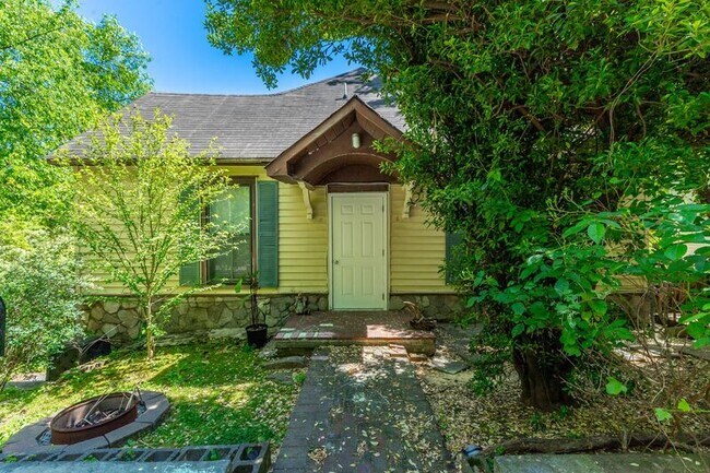 Building Photo - 518 E Manning St