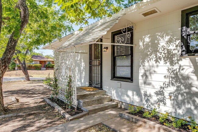 Building Photo - 3647 Washburn Ave