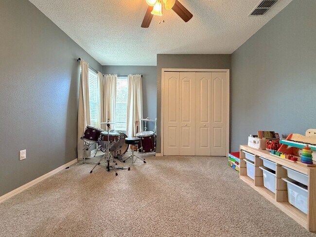Building Photo - Spacious 5BR/3.5BA Home with Huge Backyard...