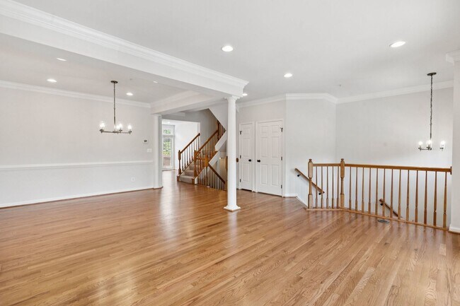 Building Photo - Beautiful 3-level colonial-style town home...