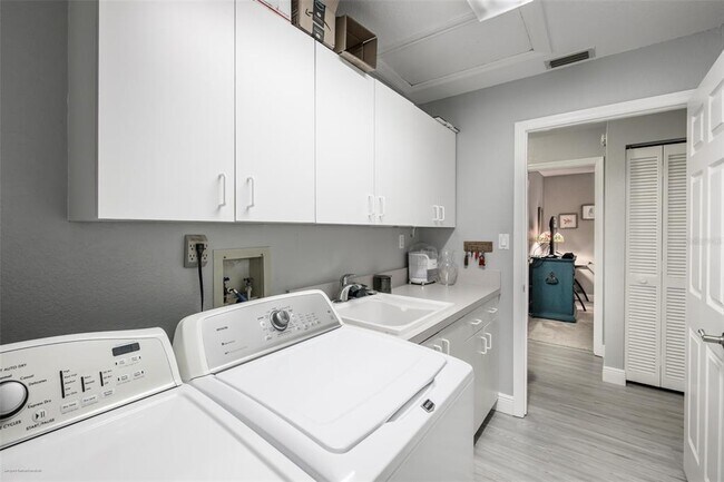 Building Photo - 4000 Bal Harbor Blvd