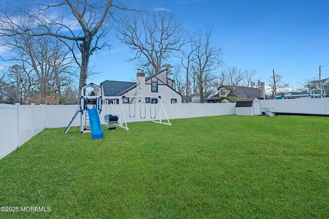 Building Photo - 450 Wells Ave