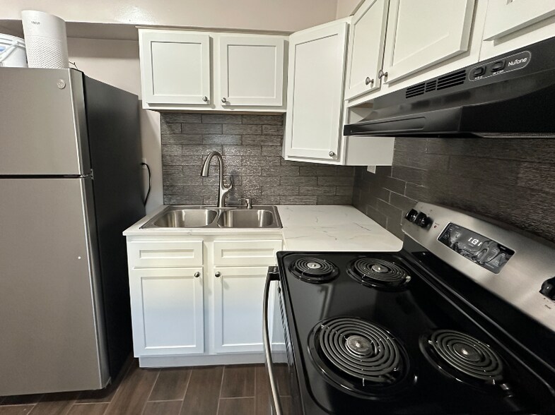 Building Photo - 1386 Court Ave