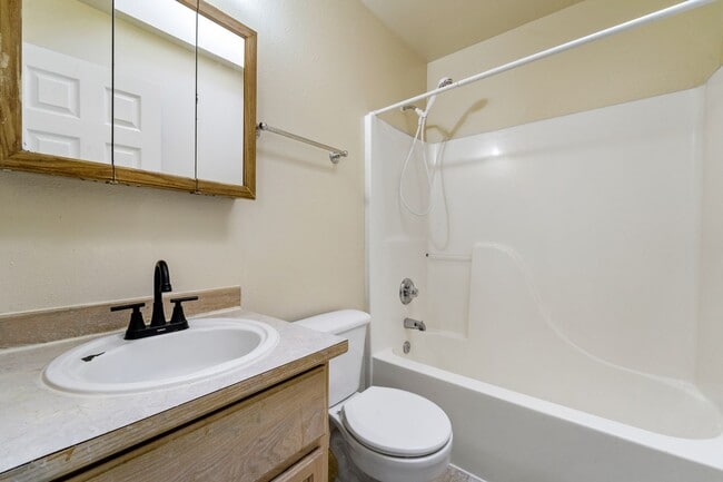 Building Photo - MOVE-IN SPECIAL! $500 plus Security Deposi...