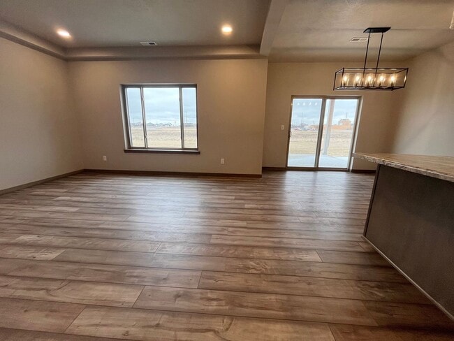 Building Photo - Spacious 2 Bed/2 Bath House with 3 Car Garage!