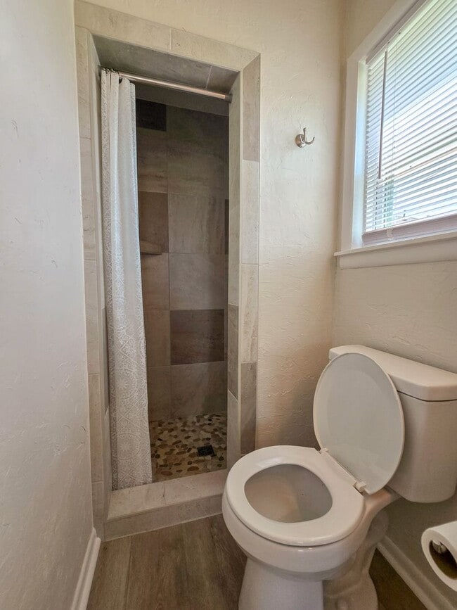 Building Photo - Cute Efficiency Studio Style Home in Shawnee!