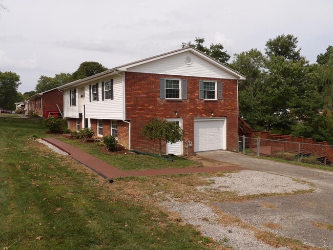 Building Photo - 102 Cedar Dr