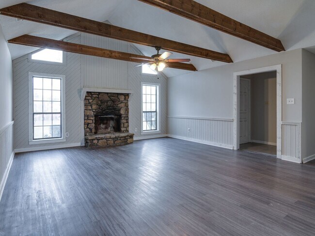 Building Photo - Spacious 3 bedroom/2 bath home available for rent!