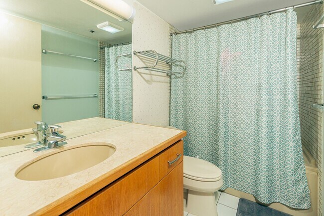 Building Photo - 1 BD Fully Furnished Downtown Location