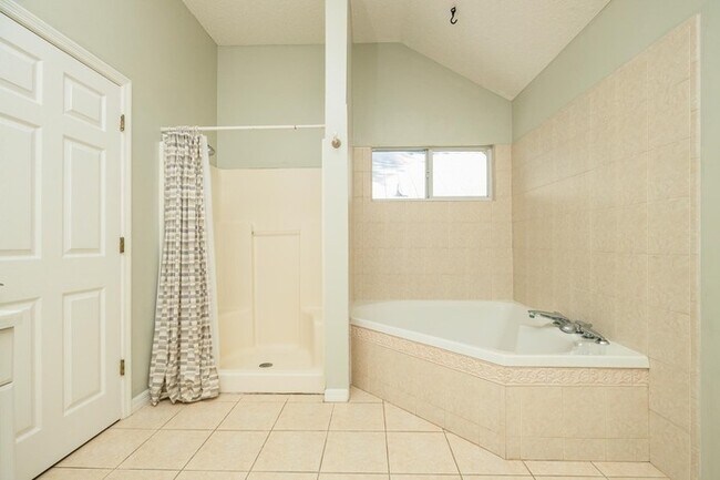 Building Photo - 728 Willow Wood Pl