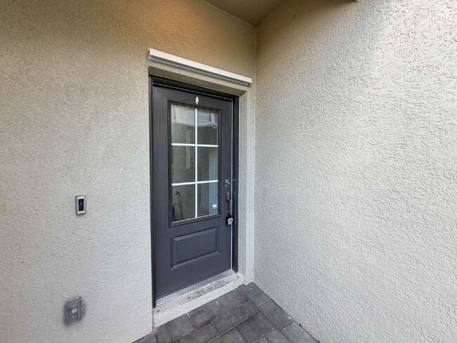 Building Photo - Newer-construction townhome in the highly desirable Lorraine Lakes
