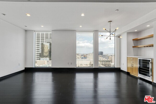 Building Photo - 655S S Hope St