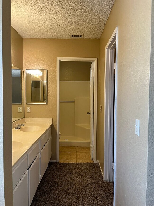 Building Photo - 10443 Cimerron Trail Dr