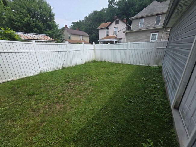 Building Photo - 2-bedroom, 1-bath home in New Brighton