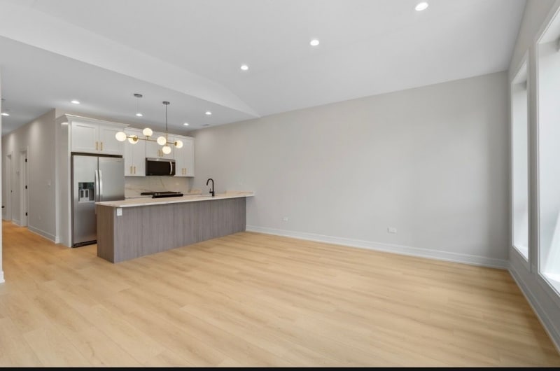 Building Photo - 5006 S Prairie Ave