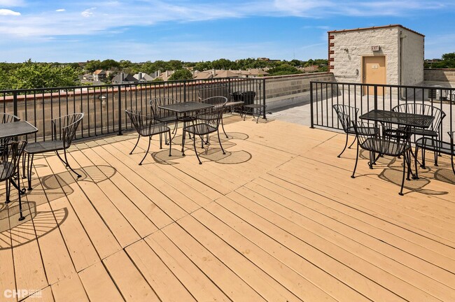 Building Photo - 1740 N Maplewood Ave