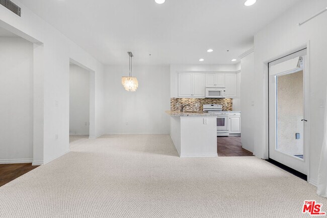 Building Photo - 6020 S Seabluff Dr
