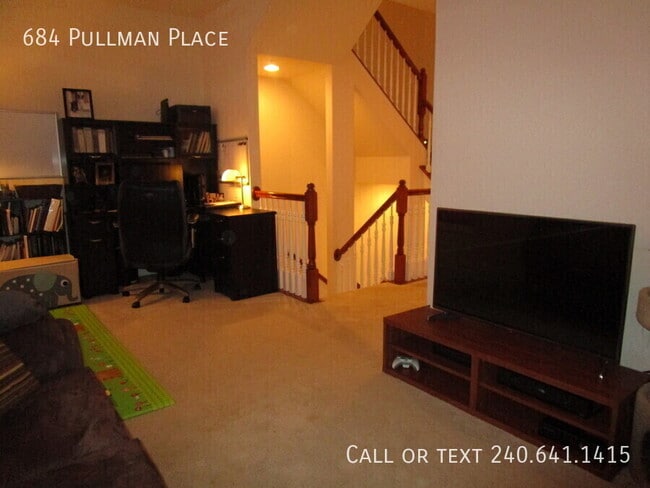 Building Photo - 684 Pullman Pl